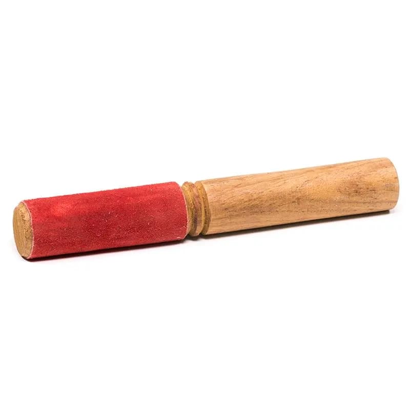 baqueta de madera y piel roja