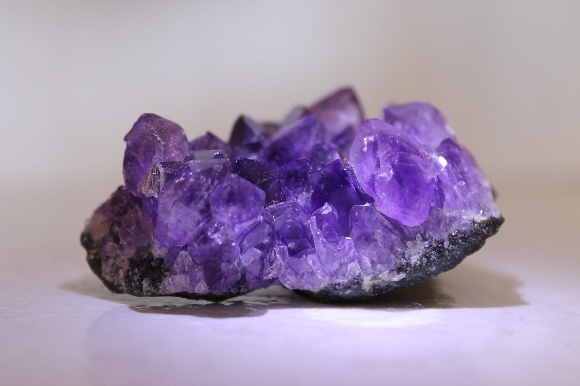 Precious stones. Фиолетовый кварц аметист. Тааффеит минерал. Камень аметист фиолетовый кварц. Аметист опал лазурит.
